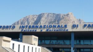 Sicilia, chiusi tutti i collegamenti: aerei, treni, auto e navi