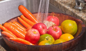 Come disinfettare frutta e verdura in modo naturale ai tempi del coronaviru