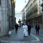 Il VIDEO di Papa Francesco che cammina da solo per le strade di Roma