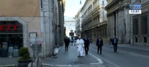 Il VIDEO di Papa Francesco che cammina da solo per le strade di Roma
