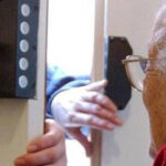 Truffatori bussano agli anziani: facciamo il tampone a domicilio