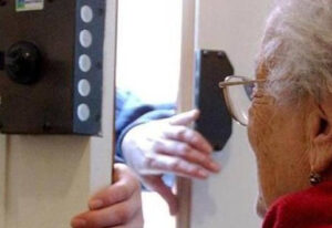 Truffatori bussano agli anziani: facciamo il tampone a domicilio