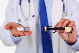 Per evitare il contagio, usate gli occhiali anziché le lenti a contatto