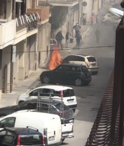 Auto prende fuoco a Vittoria