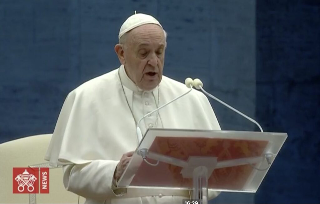 Papa Francesco solo in piazza San Pietro, come in un film