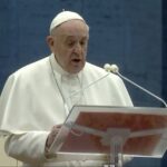 Papa Francesco solo in piazza San Pietro, come in un film