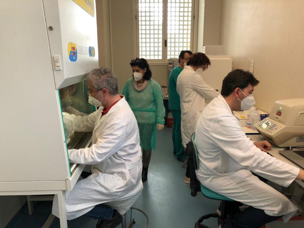 Mariano Patan&egrave; dona una apparecchiatura al laboratorio analisi