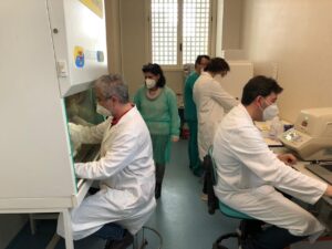 Mariano Patanè dona una apparecchiatura al laboratorio analisi