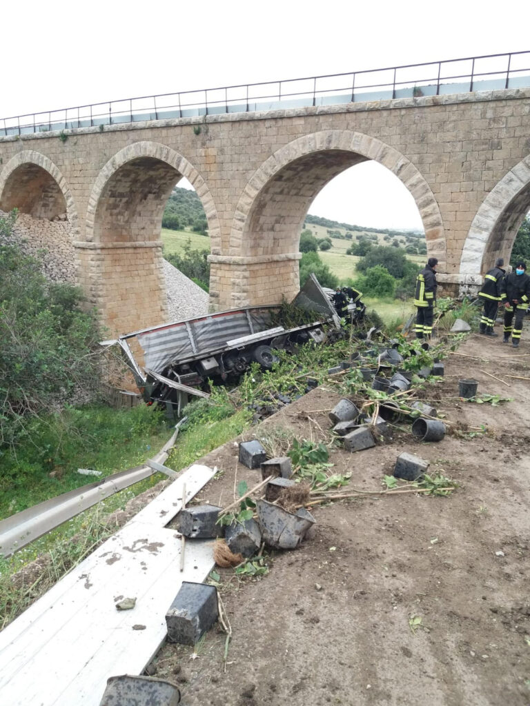 Ragusa, autocarro sbanda e finisce in una scarpata