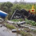 Si ribalta un'autocisterna sulla Catania-Messina