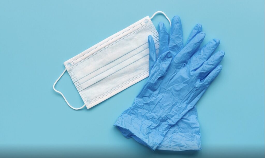 Come smaltire correttamente le mascherine e i guanti?