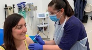 Coronavirus, il vaccino Pomezia-Oxford sarà distribuito in tutto il mondo