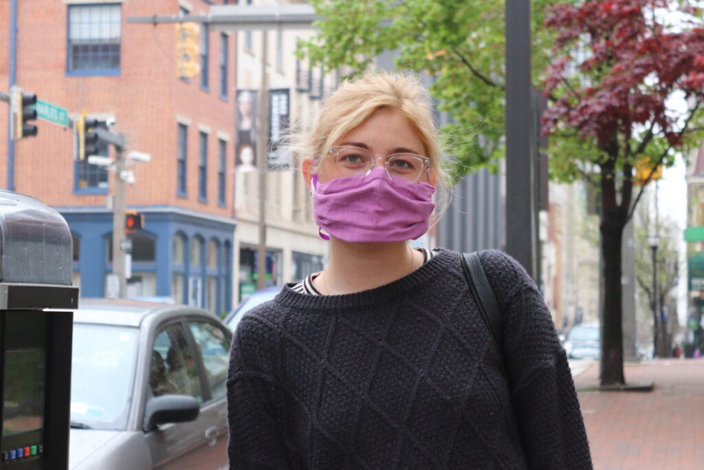 Riciclare un calzino spaiato realizzando una mascherina fai da te