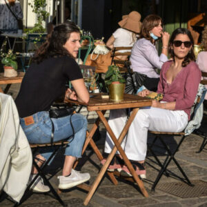 L'aperitivo con assembramento a Marina di Ragusa