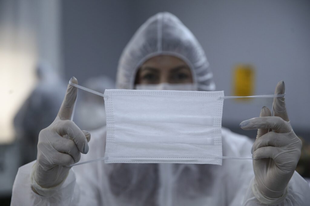 Le mascherine monouso vanno buttate, Virus vi resiste 4 giorni