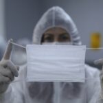 Le mascherine monouso vanno buttate, Virus vi resiste 4 giorni
