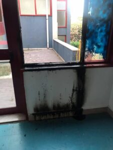 Vandali in azione nella scuola Portella della Ginestra