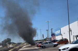 Va a fuoco un'auto nel parcheggio Decathlon a Ragusa