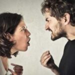 Litiga col marito e lo accoltella