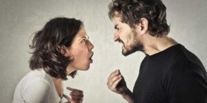 Litiga col marito e lo accoltella
