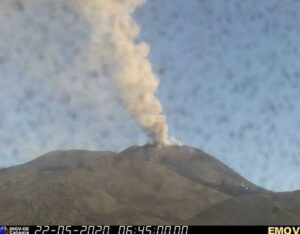 Etna: emissione cenere lavica fino a 4500 metri d'altezza