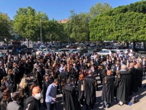 Giustizia: flash mob avvocati davanti Tribunale di Catania
