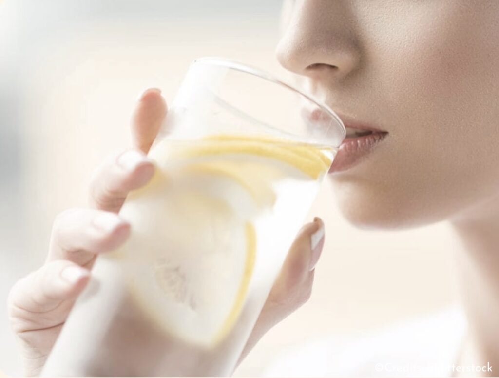 Bere acqua tiepida e limone al mattino fa davvero bene?