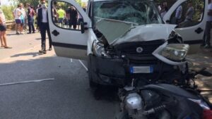 Scooter contro auto, muore un ragazzo di 20 anni