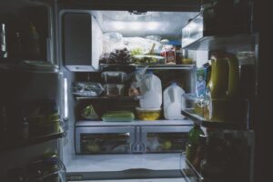 Spuntino di mezzanotte: resistere o cedere?