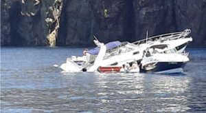 Eolie, yacht sbatte sugli scogli e affonda