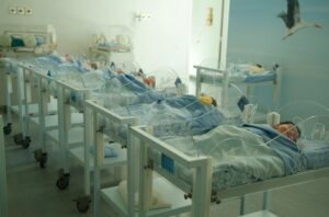 Neonato prematuro muore, indaga la Procura