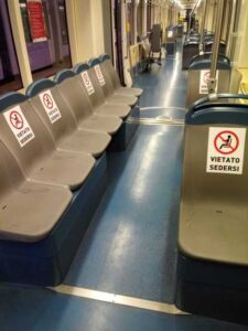 Coronavirus: stop a distanziamento su autobus e treni