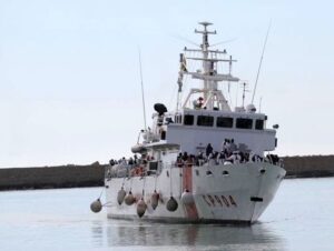 Sbarco di 64 migranti a Pozzallo dalla nave Fiorillo: test per tutti