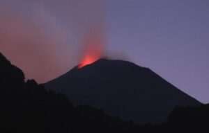 L'Etna continua l'eruzione