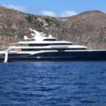 Symphony, lo yacht di Louis Vuitton, è approdato alle Egadi