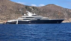 Symphony, lo yacht di Louis Vuitton, è approdato alle Egadi