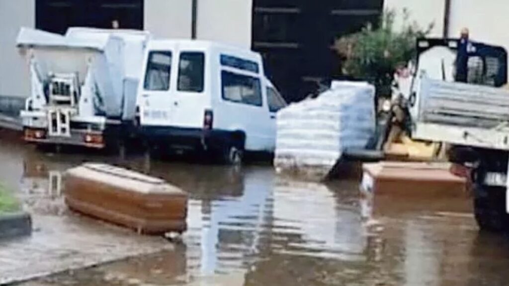 Palermo, le bare galleggiano nell'acqua, si dimette assessore