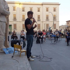 Michele Riondino, in vacanza a Ragusa, omaggia Camilleri
