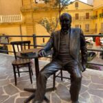 Statua Camilleri nel 'salotto buono' di Agrigento
