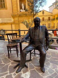 Statua Camilleri nel 'salotto buono' di Agrigento