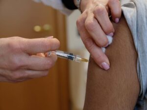 Coronavirus, il vaccino di Oxford sarà distribuito in dicembre
