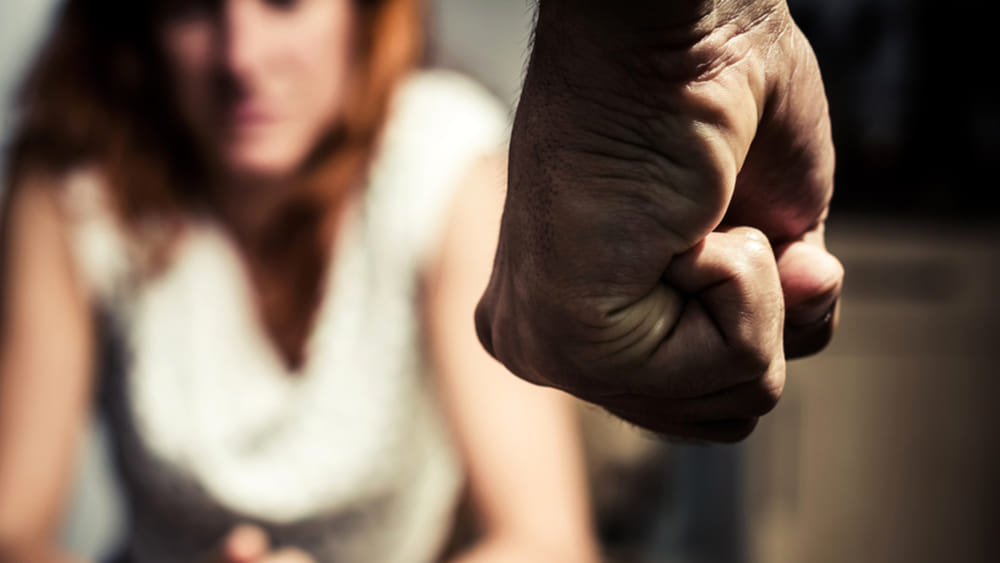 Maltrattava la famiglia, allontanato da casa