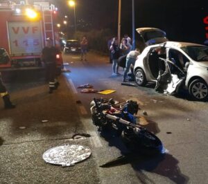Scontro auto moto, muore una 17enne, grave il fidanzato