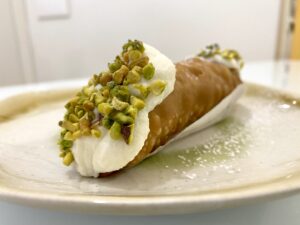Nell’estate dei tormentoni, a Scicli, vince il Cannolo Caldo