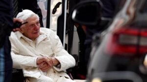 Papa Benedetto ha una grave infezione al viso
