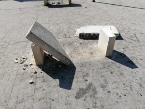 Panchine vandalizzate a Comiso