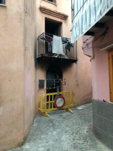 Si arrampica sul balcone e salva 4 bambini da incendio