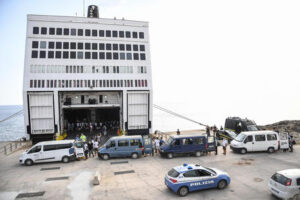 Migranti: cominciati trasferimenti su nave quarantena