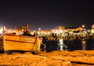 turisti si lamentano del cibo, ristoratore li insulta perché gay