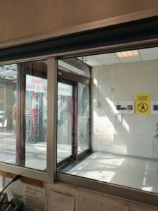 Danneggia vetrata ospedale, sarà denunciato